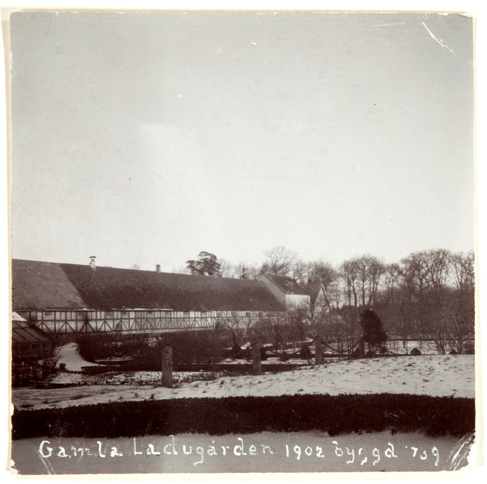 Gamla ladugården 1902, byggd 1739, troligen Vegeholm - Hallwylska museet - 108979