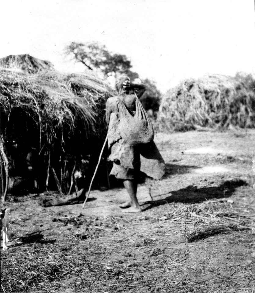 Gammal kvinna med börda. Rio Pilcomayo, Gran Chaco. Bolivia - SMVK - 004637