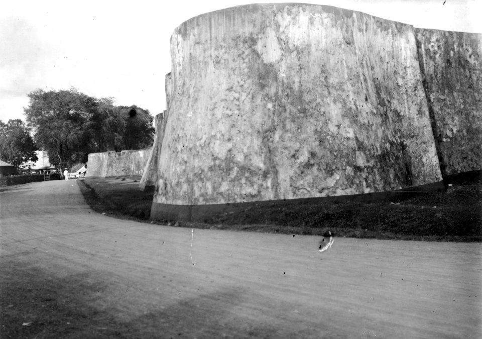 Gammalt holländskt fort i Menado. Manado. Indonesien - SMVK - 010685