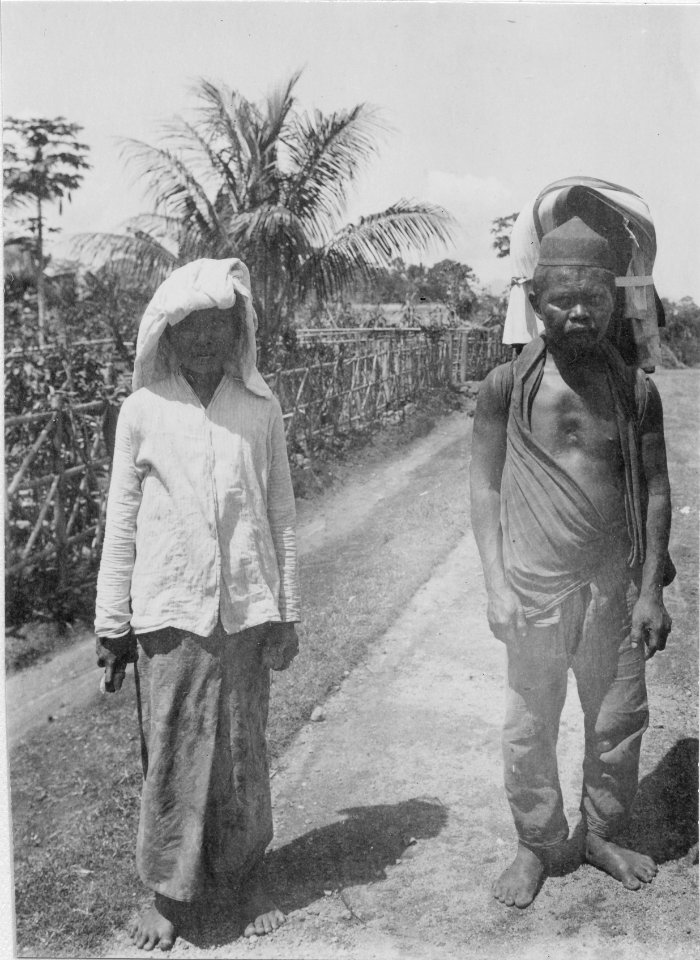Gammal man och ung kvinna från Mongondou. Kabupaten Bolaang Mongondow, Sulawesi. Indonesien - SMVK - 010694