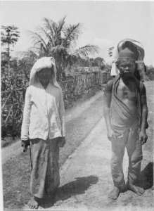 Gammal man och ung kvinna från Mongondou. Kabupaten Bolaang Mongondow, Sulawesi. Indonesien - SMVK - 010694