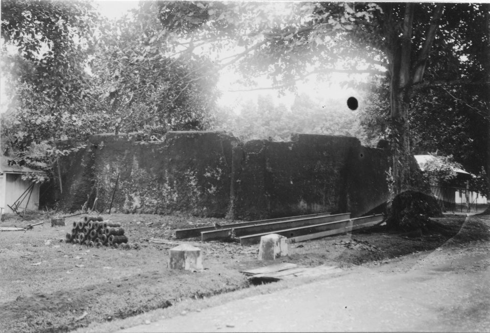 Gammalt fort. Sulawesi, Amurang. Indonesien - SMVK - 010669