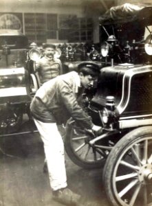 Garage-concession Darracq-Panhard de Léonce Girardot (au centre, 1899)