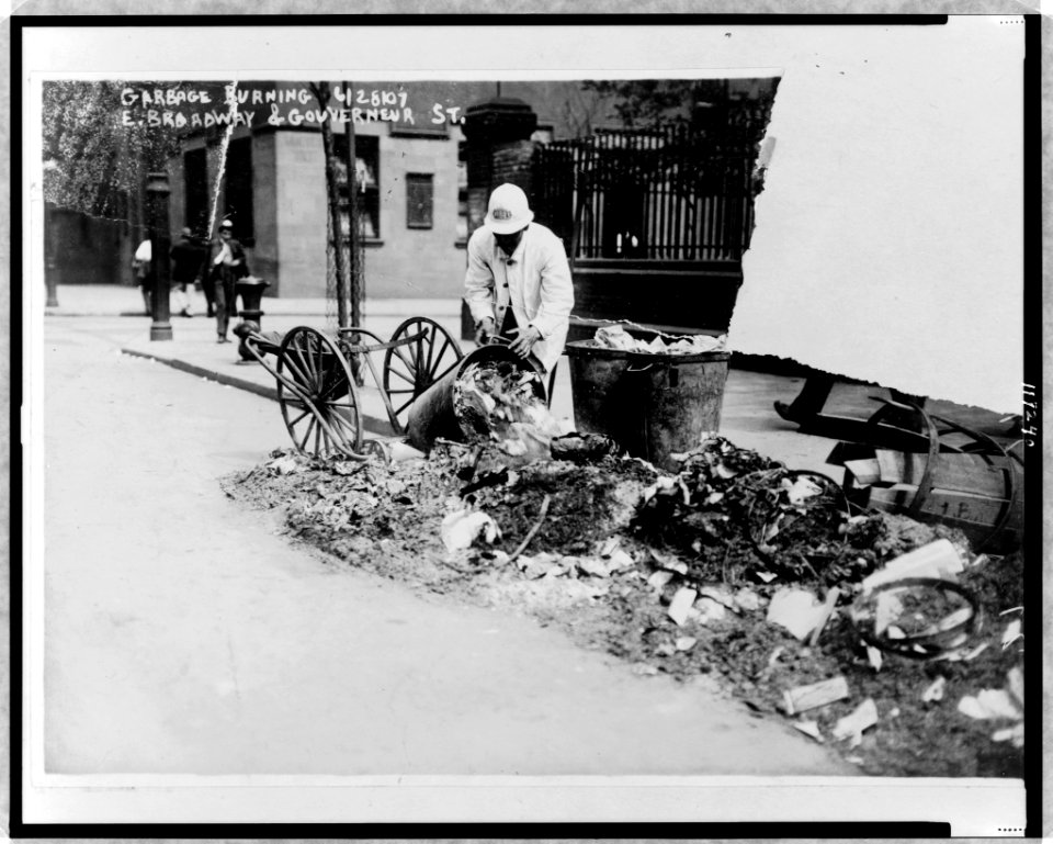 Garbage burning at East Broadway and Gouverneur Street, New York City LCCN97513229
