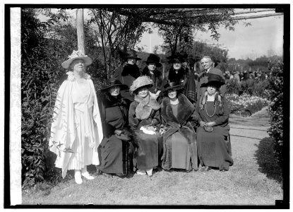 Garden Club at Gunston Hall, 10-24-22 LCCN2016846844