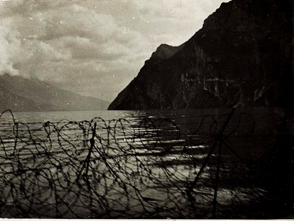 Gardasee, durch die Drahtverhaue der österreichischen Stellungen gesehen. (BildID 15575270)