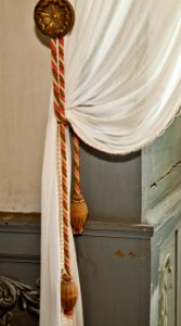 Gardinsnodd i rött, grönt och vitt med två krepiner och en sölja - Skoklosters slott - 94274