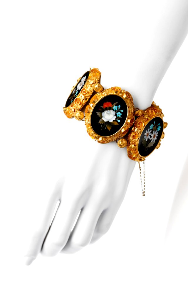 Garnityr, armband. Foto till boken: Ett sekel av dräkt och mode ur de Hallwylska samlingarna - Hallwylska museet - 89388
