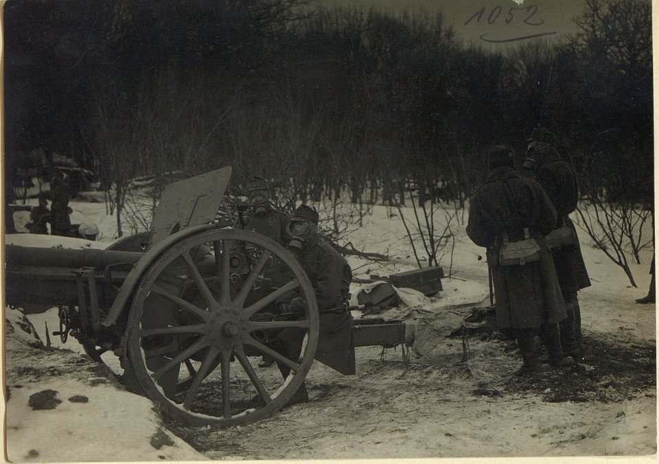 Gasalarm bei der Artillerie. (38.H.I.D.) (BildID 15729150)