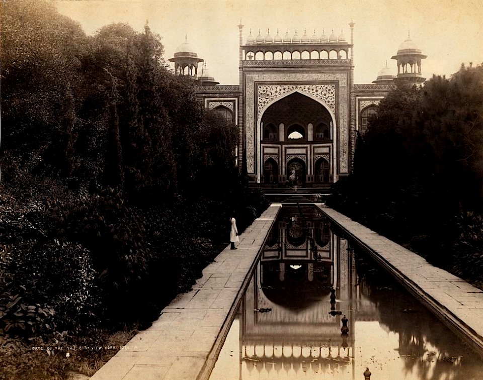 Gate of the Taj dli A136 cor