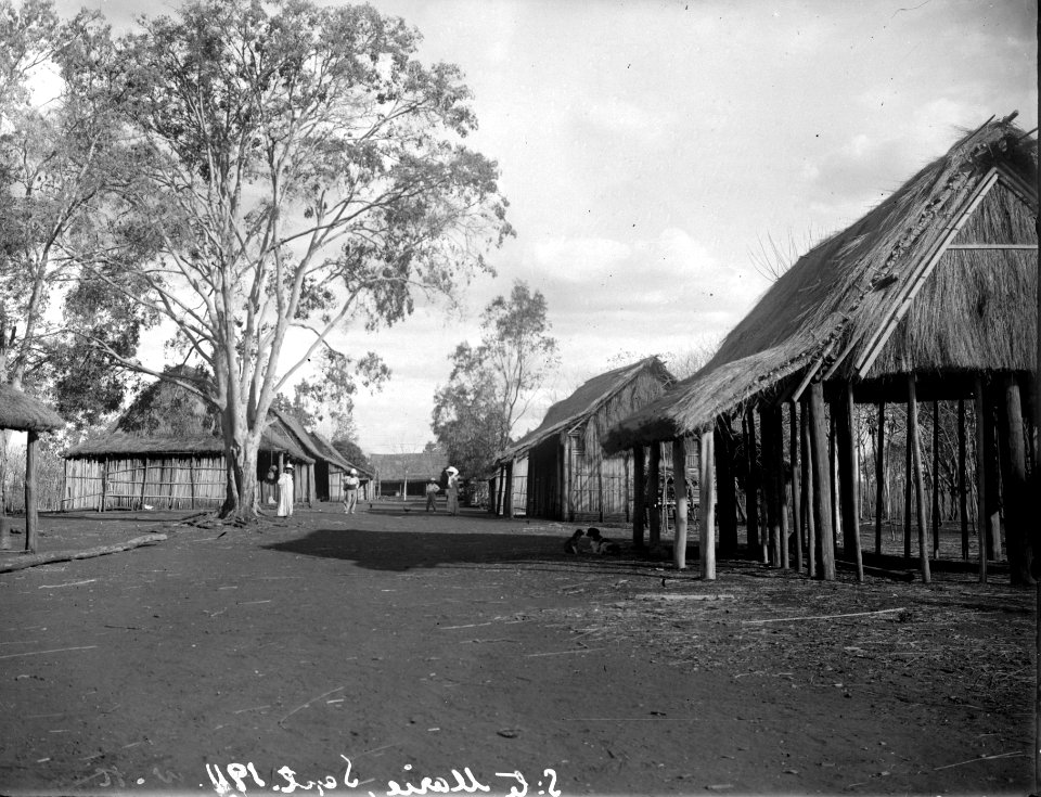 Gatan mellan husen i S-te Marie. S-te Marie de Marovoay. Madagaskar - SMVK - 021971
