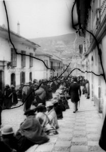 Gatubild från La Paz. På trottoarkanten och i gatan full av Aymara-indianer. La Paz. Bolivia - SMVK - 002328