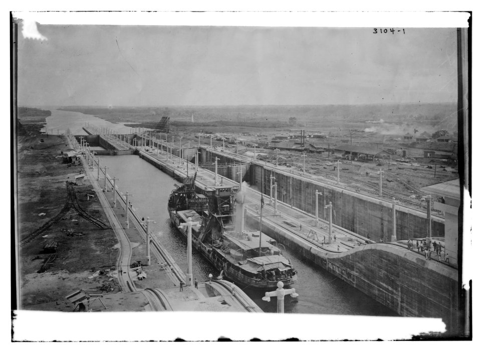 Gatun Locks - Panama Canal LCCN2014696303