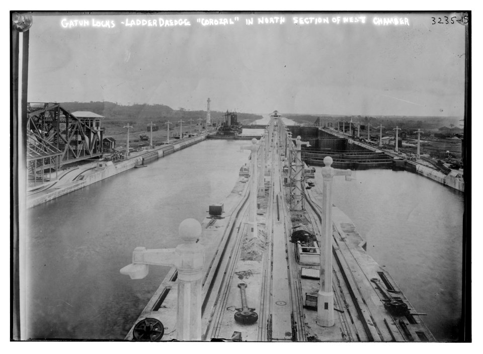 Gatun Locks - Ladder Dredge COROZAL in N. section of W. chamber LCCN2014697546