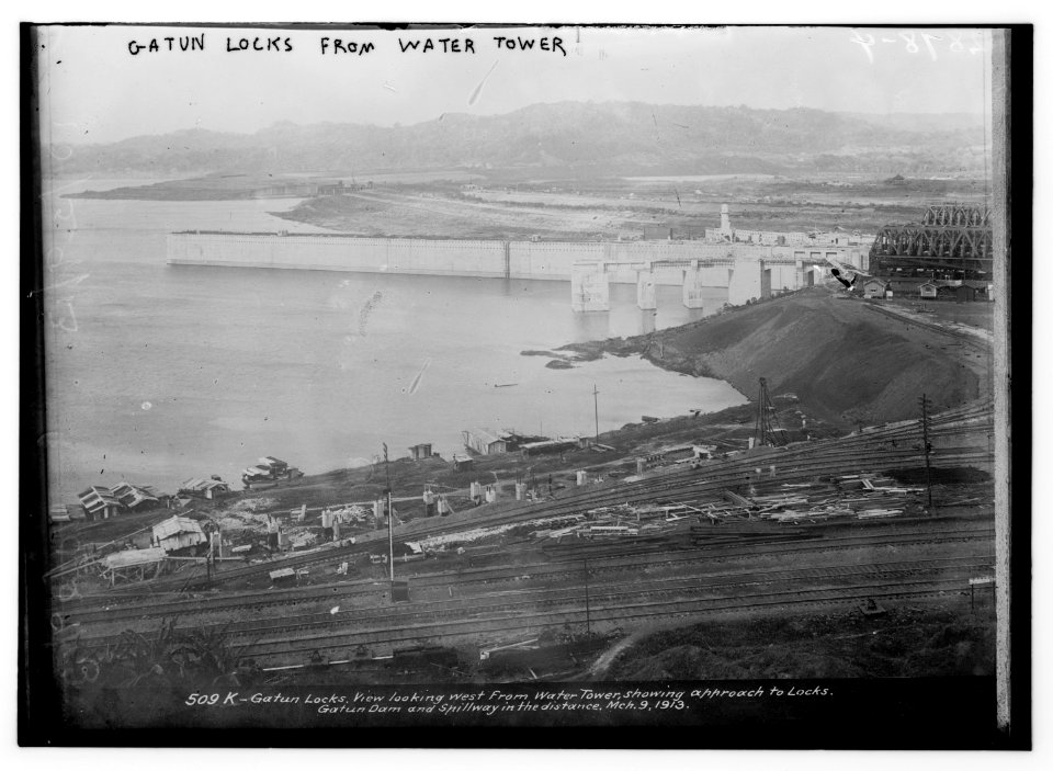 Gatun locks from water tower LCCN2014694573
