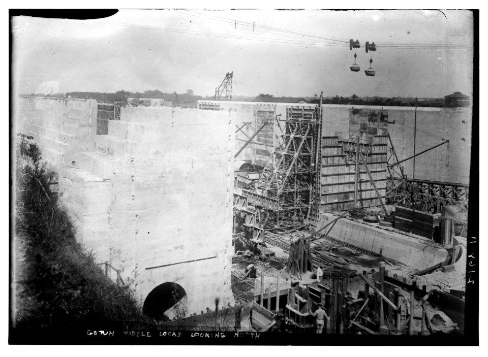 Gatun middle locks looking north LCCN2014689033
