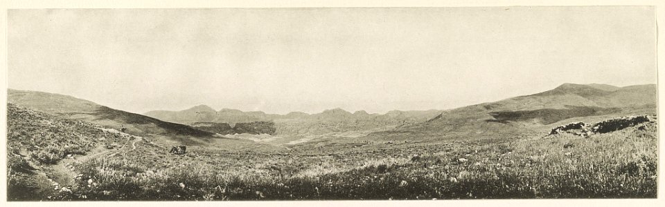 Gebirge von Edom bei dem Dorfe Elğī Im Vordergrund Kalksteininformation, im Hintergrund Sandsteinfelsen von Petra. LCCN2014648753