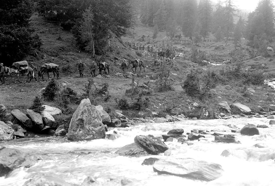 Gebirgs-Infanterie auf dem Marsch - CH-BAR - 3237001
