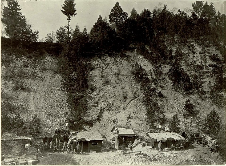 Gebirgshaubitzen 1-11 im Graben bei Kerschowetz. (BildID 15461084)