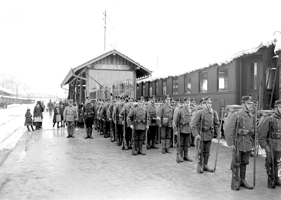 Gebirgsinfanteristen aufgestellt für den Verlad auf die Eisenbahn - CH-BAR - 3239431