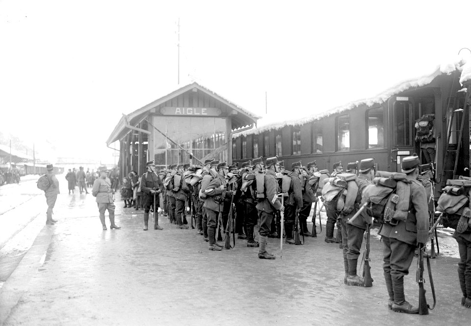 Gebirgsinfanteristen steigen in die Eisenbahnwagen ein - CH-BAR - 3239432