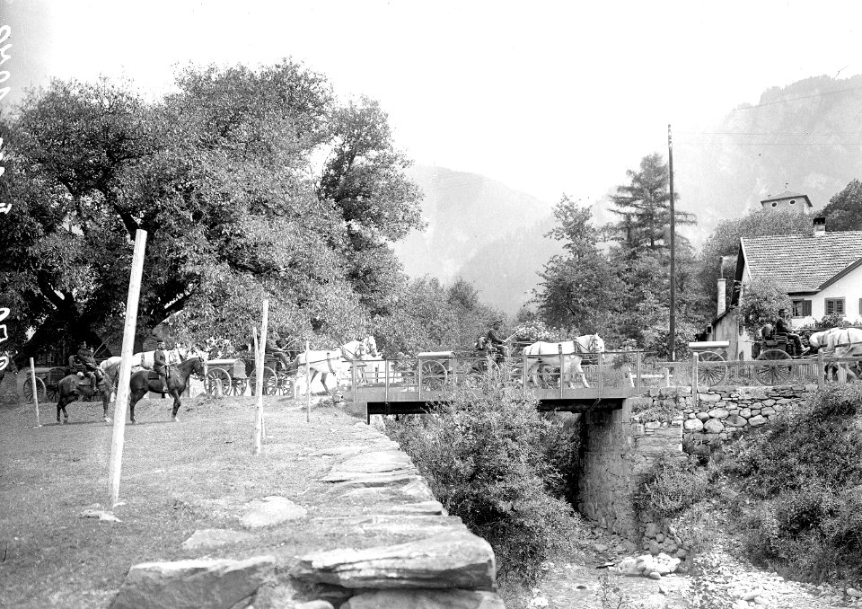 Gebirgsparkkompanie 34 überquert Brücke in Rodels - CH-BAR - 3238807