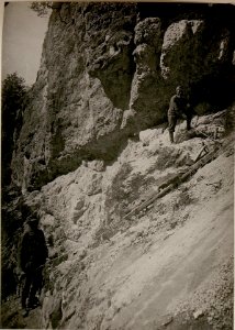 Gebirgstragbahre System Major Hülgerth. (8-7.1917.) Transport über eine Schutthalde. (BildID 15802078)