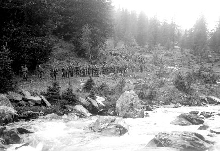 Gebirgs Infanterie auf dem Marsch - CH-BAR - 3237011