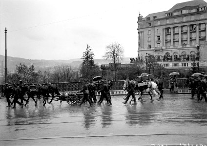 Gebirgsartillerie auf der Kirchenfeldbrücke - CH-BAR - 3237701