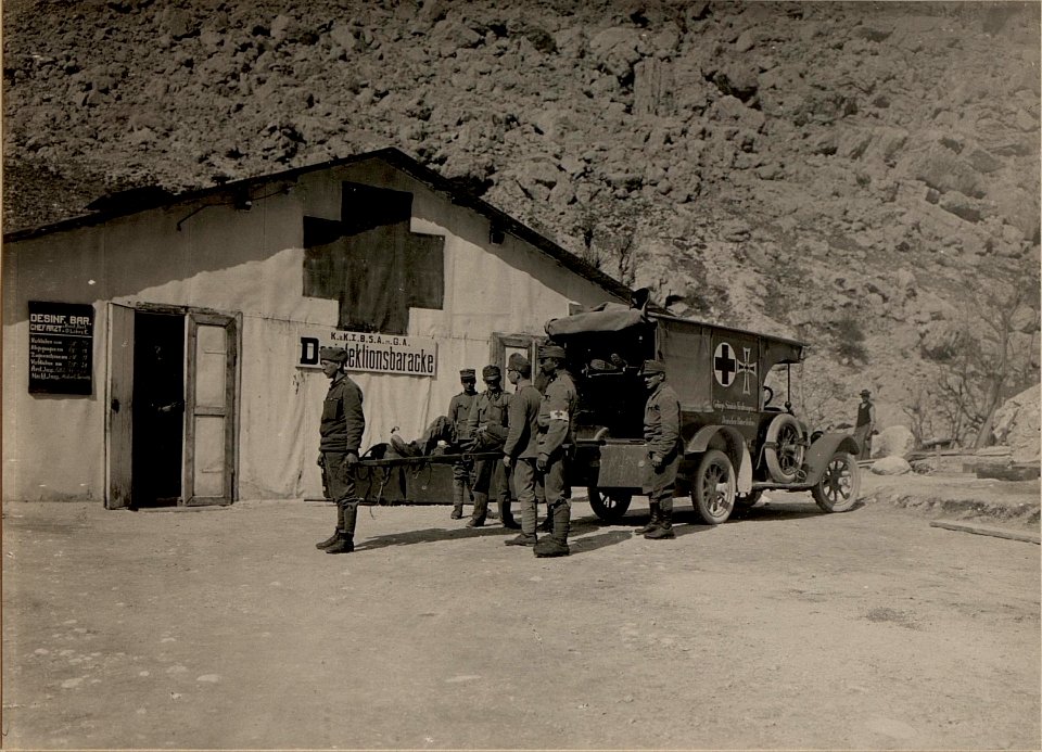 Gebirgsbrigadesanitätsanstalt Nummer 27 in Soca, Desinfektionsbaracke, aufgenommen am 15. April 1916 (BildID 15474424)