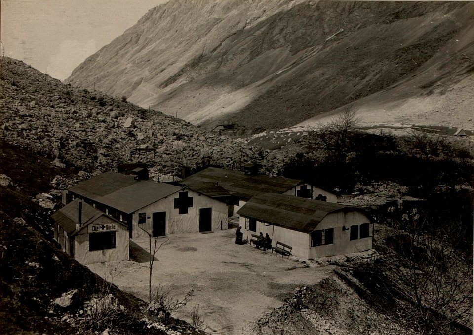 Gebirgsbrigadesanitätsanstalt Nummer 27 in Soca, Spitals-Anlage, aufgenommen am 15. April 1916 (BildID 15474417)