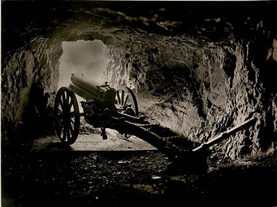Gebirgshaubitze in Kaverne (Ringmauer) auf der Rattendorfer-Al-- (20-8.1917.) (BildID 15803492)