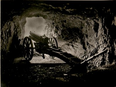 Gebirgshaubitze in Kaverne (Ringmauer) auf der Rattendorfer-Al-- (20-8.1917.) (BildID 15803492)
