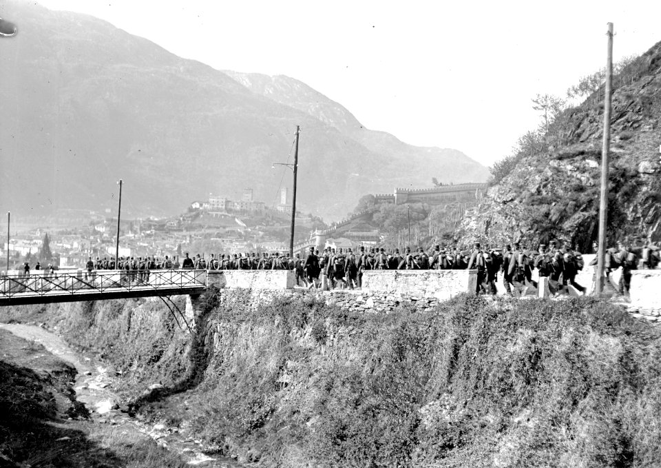Gebirgsinfanteristen vor den Burgen bei Bellinzona - CH-BAR - 3239560