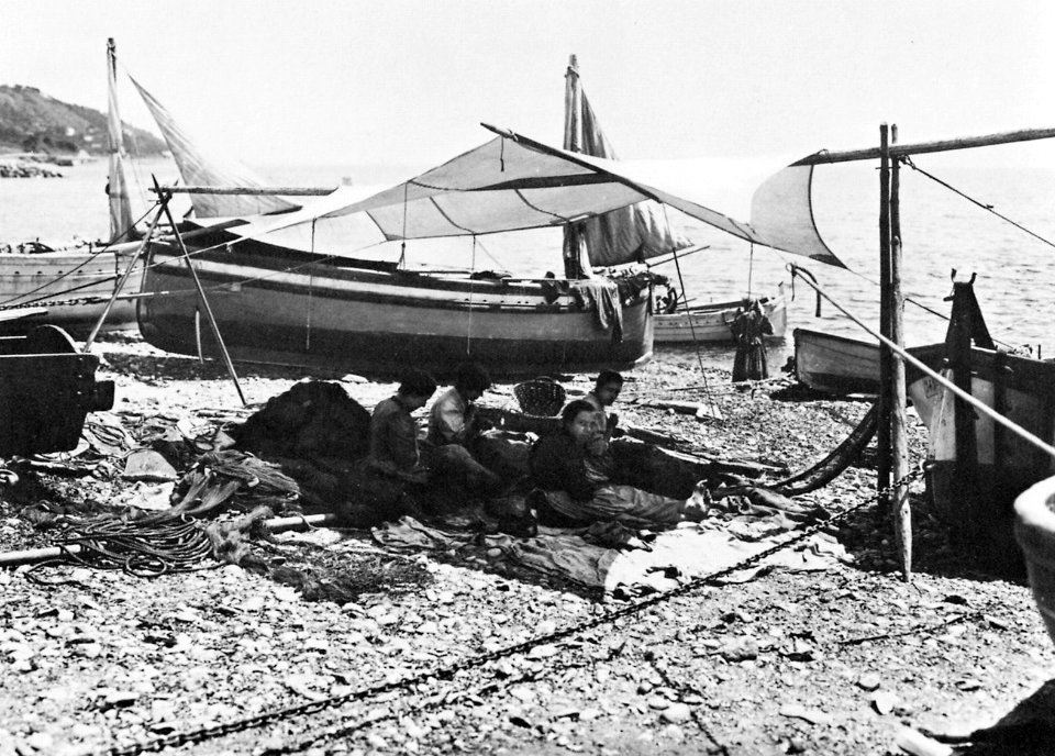 Gebrüder Alinari - Frauen reparieren Netze an der Küste von Genua (Zeno Fotografie)