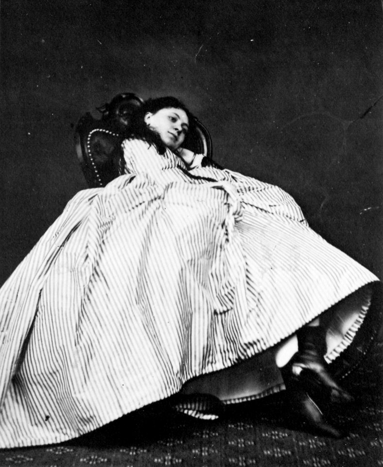 Gebrüder Alinari - Fräulein in einem Sessel (Zeno Fotografie)