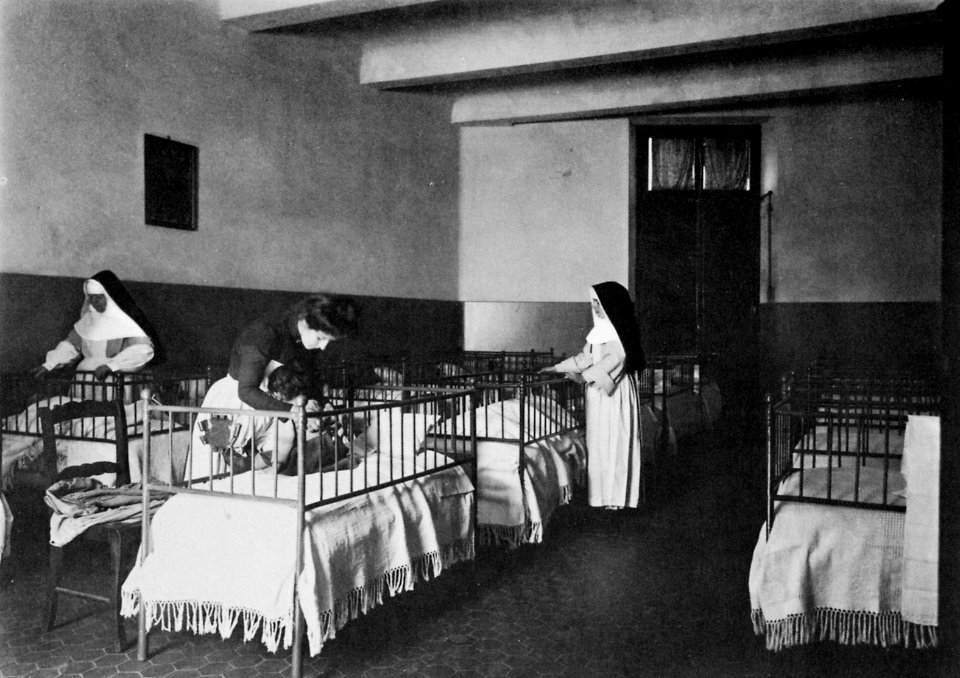 Gebrüder Alinari - Schlafzimmer einer Anstalt (Zeno Fotografie)