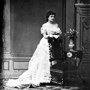 Gebrüder Alinari - Fräulein im Abendkleid (Zeno Fotografie)
