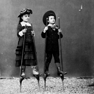 Gebrüder Alinari - Zwei Kinder auf Stelzen (Zeno Fotografie)