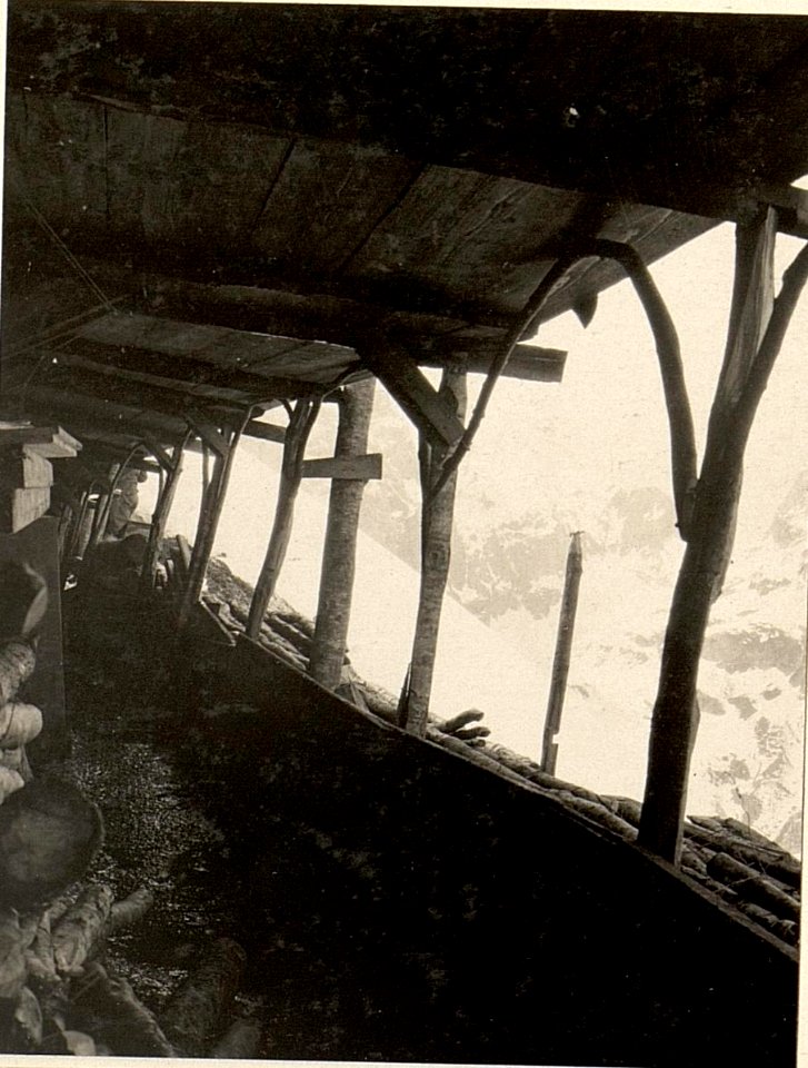 Gedeckter Laufgraben vom Cellon zur unteren Seilbahnstation, elektrisch beleuchtet vom Elektrozug 99-32 LL, aufgenommen am 30. April 1916 (BildID 15473766)