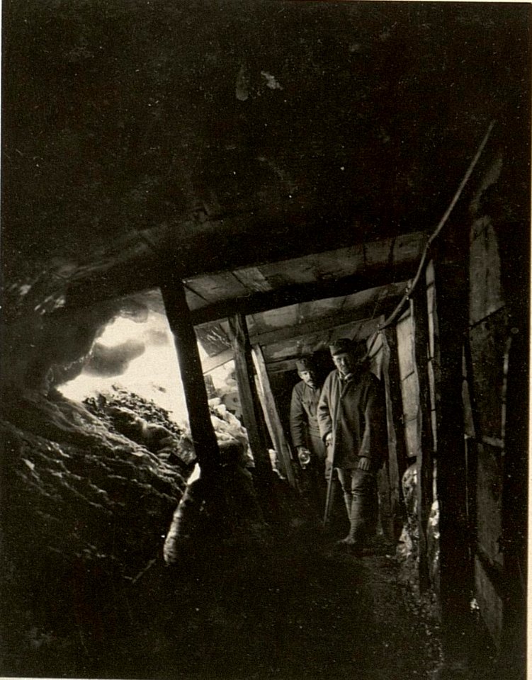 Gedeckter Laufgraben vom Cellon zur unteren Seilbahnstation, elektrisch beleuchtet vom Elektrozug 99-32 LL, aufgenommen am 30. April 1916 (BildID 15473780)