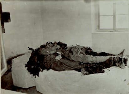 Gefallene Soldaten nach einem Artillerietreffer