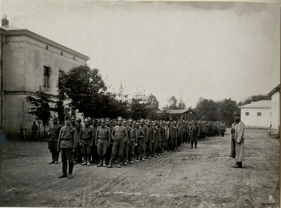Gefangene aus den schweren Kämpfen bei Gebrow - Worobijowka werden am 4. Juni 1916 von der k.u.k. 32. Budapester Infanteriedivision, dem Szabadhaer Infanterieregiment 86 und Ujvideker Infanterieregime (BildID 15542072)