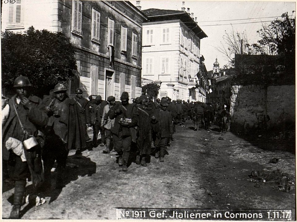 Gefangene Italiener a.d.XI.Isonzoschlacht bei Osek.29.8.17. (BildID 15600501)