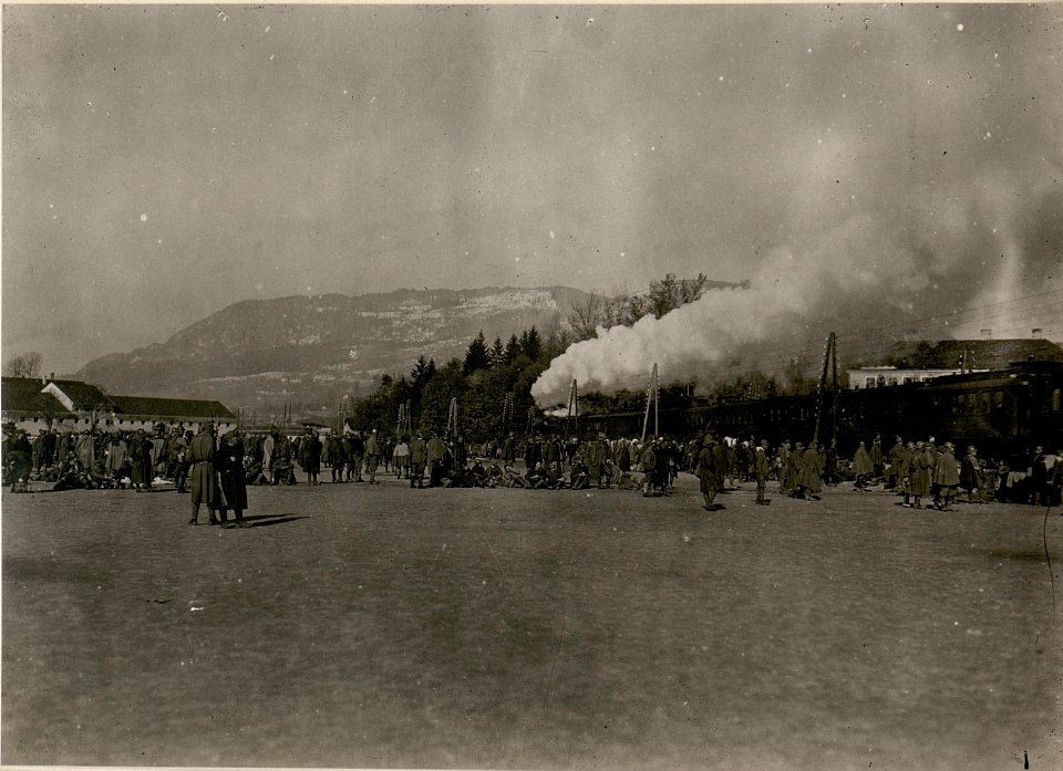 Gefangene Italiener auf der Sammelstation Seebach bei Villach. (BildID 15506688)