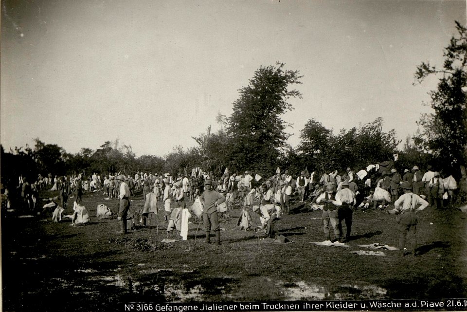 Gefangene Italiener beim Trocknen ihrer Kleider u.Wäsche a.d.Piave 21.6.18. (BildID 15619548)