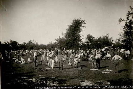 Gefangene Italiener beim Trocknen ihrer Kleider u.Wäsche a.d.Piave 21.6.18. (BildID 15619548)