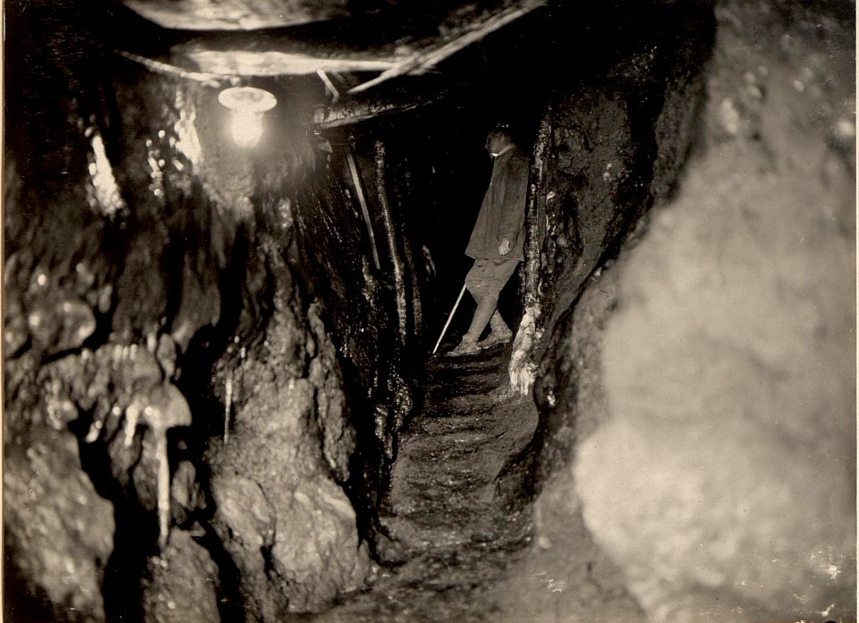 Gedeckter Laufgraben vom Cellon zur unteren Seilbahnstation, elektrisch beleuchtet vom Elektrozug 99-32 LL, aufgenommen am 30. April 1916 (BildID 15473759)