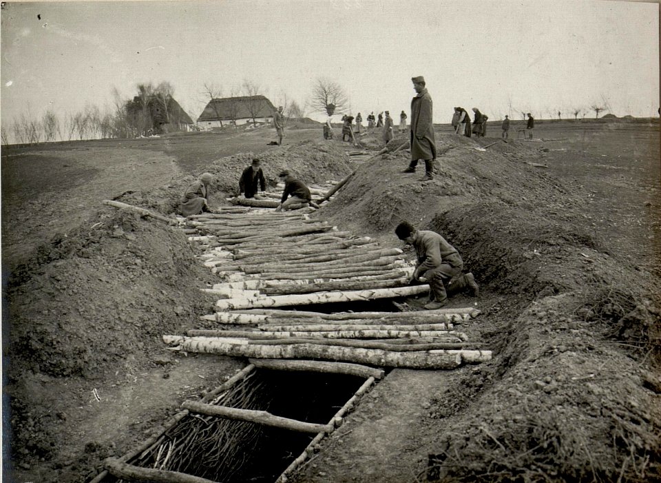 Gedeckter Laufgraben zum Brigade Beobachter. Aufgenommen am 10. IV. 1916. 15. ITD. (BildID 15536912)