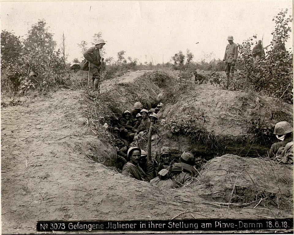 Gefangene Italiener in ihrer Stellung am Piave-Damm 18.6.18. (BildID 15619885)